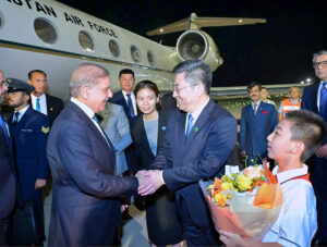 Vice Governor Shaanxi Province, Chen Chunjiang receives Prime Minister Muhammad Shehbaz Sharif upon his arrival.