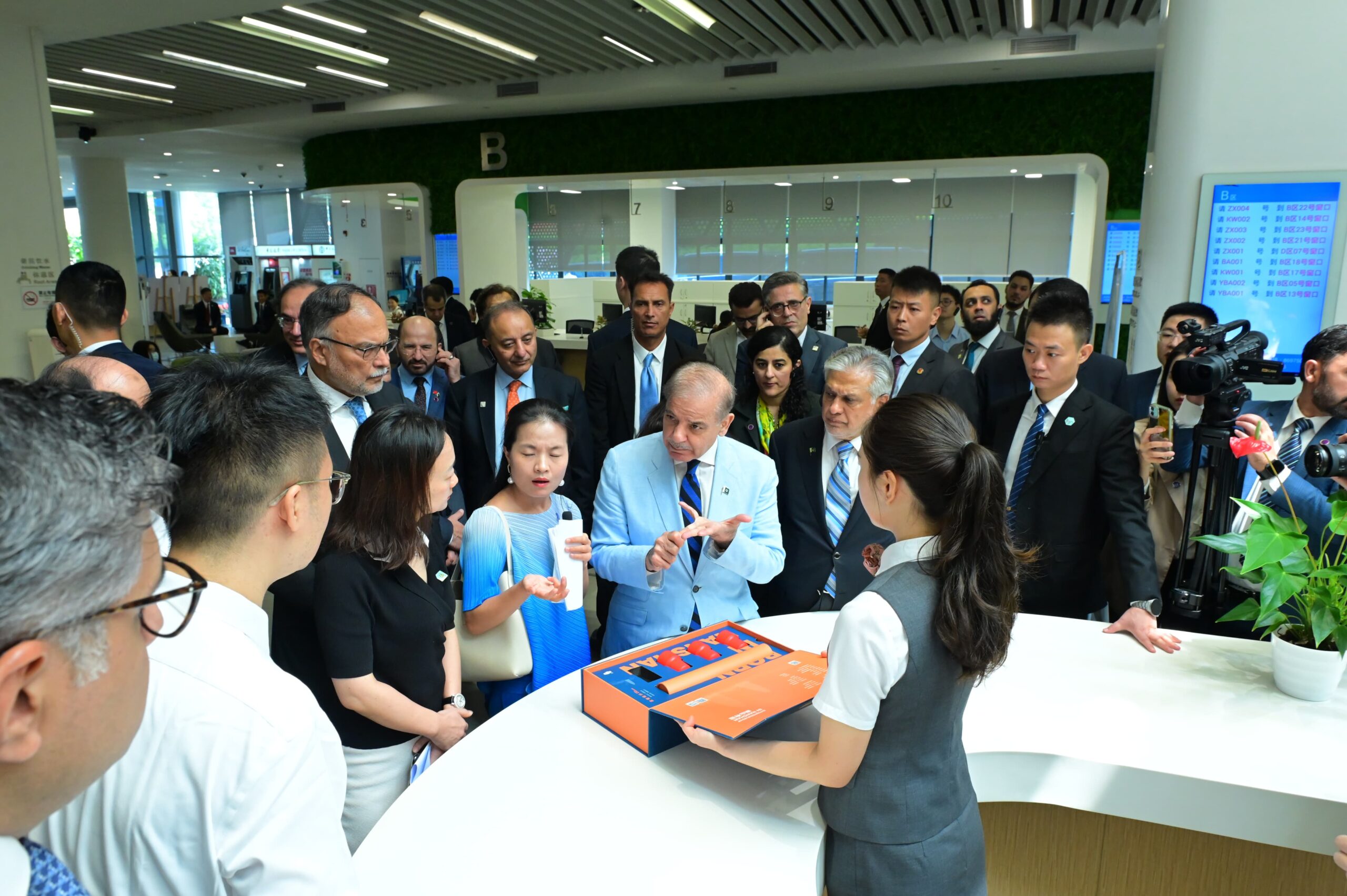 PM visits Nanshan one-stop center; directs to replicate model in Pakistan