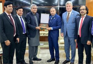 Federal Minister for Interior Mohsin Naqvi presenting a souvenir to the Deputy Speaker of New York Assembly Philip Ramos