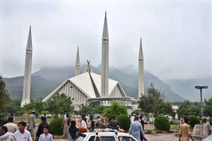 A large number of people visiting famous Fasial Masjid to spend their holiday during cloudy weather in Federal Capital
