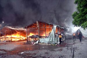 Firefighters struggling extinguish fire as hundreds of stalls in weekly bazaar in H-9 sector reduced to ashes as a horrific fire erupted this morning. According to CDA as many as 300 stalls burnt to ashes in the incident. Luckily no causalities reported in the incident