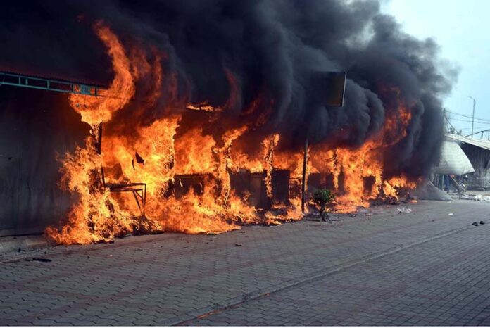 Firefighters struggling extinguish fire as hundreds of stalls in weekly bazaar in H-9 sector reduced to ashes as a horrific fire erupted this morning. According to CDA as many as 300 stalls burnt to ashes in the incident. Luckily no causalities reported in the incident
