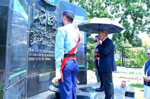 Prime Minister Muhammad Shehbaz Sharif laying a floral wreath at the Yadgar-e-Shuhada at the FBR Headquarters
