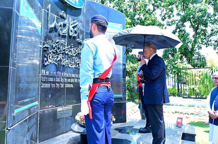 Prime Minister Muhammad Shehbaz Sharif laying a floral wreath at the Yadgar-e-Shuhada at the FBR Headquarters