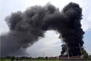 People gathered on the spot after a horrific fire erupted in weekly bazaar in H-9 sector this morning. According to CDA as many as 300 stalls burnt to ashes in the incident. Luckily no causalities reported in the incident