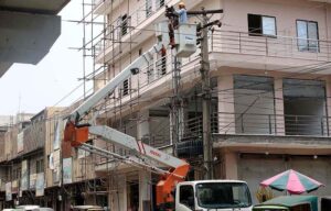 WAPDA worker busy in repairing electricity wires at Sadar road