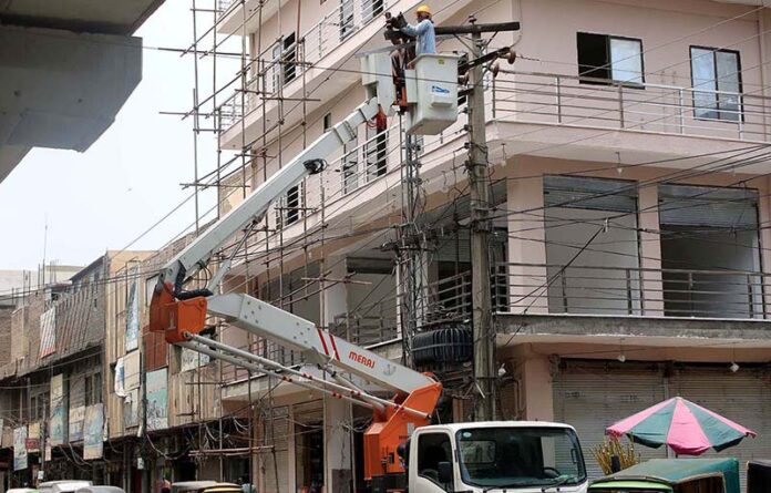 WAPDA worker busy in repairing electricity wires at Sadar road
