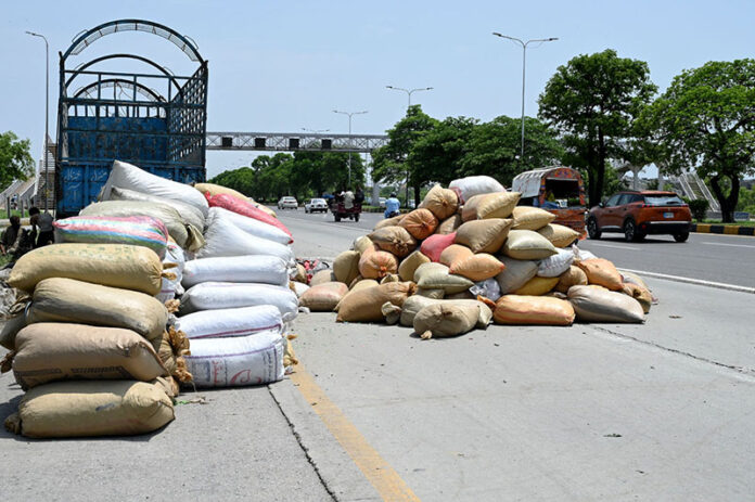 Driver unload goods from the truck after a mechanical breakdown at Expressway