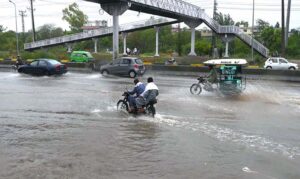 Vehicles on the way at Airport Road during rain that experienced the Twin Cities