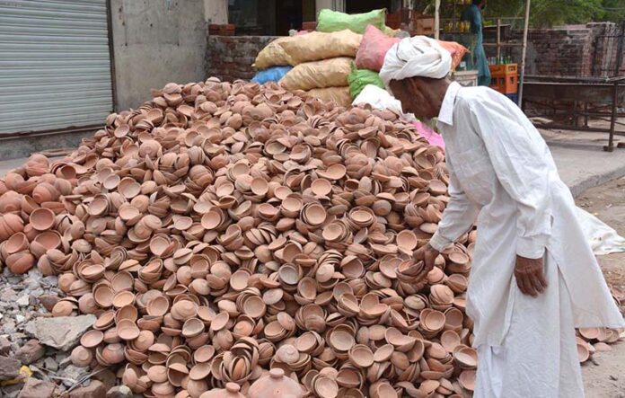 A vendor displaying clay pots (Kujji Thuthi) used for distributing (Niaz) on the occasion of Muharram ul Haram in the city