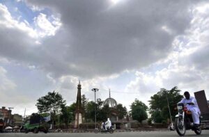 An attractive view of dark clouds hovering over the sky in the city.