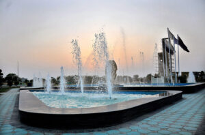 A mesmerizing view of the fountain at MPS road.
