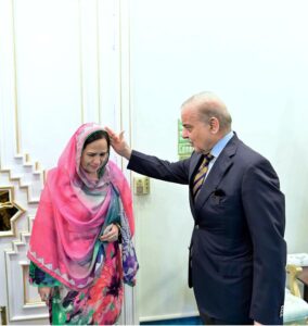 Prime Minister Muhammad Shehbaz Sharif meets Ayan Kashif and his family. Ayan Kashif is a student of Daanish School and he secured the first position in the annual exams of Intermediate and Secondary Education Lahore