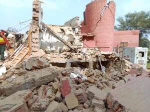 Explosion due to gas leakage at the Cholistan Department building inside Islamia University Baghdad campus, four people injured and half the building collapsed and Rescue 1122 operations are ongoing.