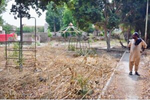 A view of the damaged condition of the fort park in the fort area, which is due to the negligence of the authorities, requires the attention of the concerned authorities.