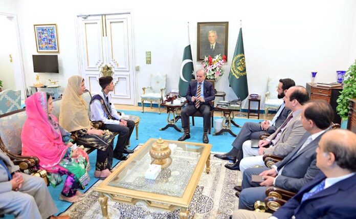 Prime Minister Muhammad Shehbaz Sharif meets Ayan Kashif and his family. Ayan Kashif is a student of Daanish School and he secured the first position in the annual exams of Intermediate and Secondary Education Lahore
