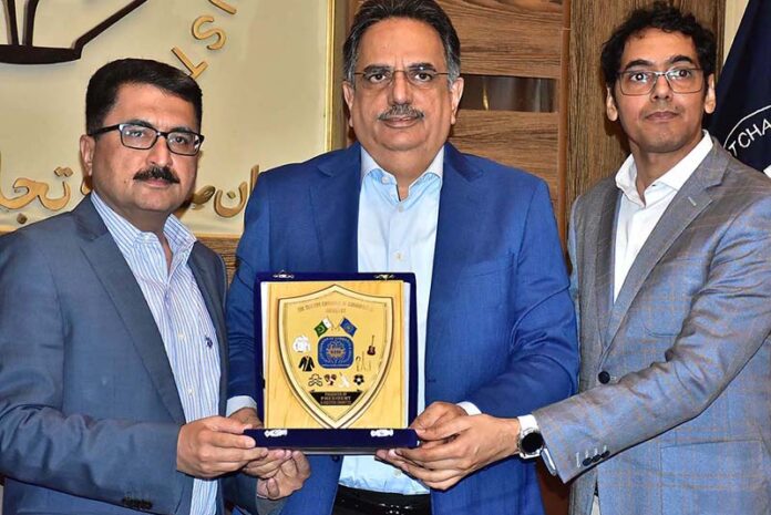 President Chamber of Commerce Abdul Ghafoor Malik presenting a shield to Saif Anwar Jappa, Director General, Punjab Housing and Town Planning Agency during Affordable Housing Program at SCCI