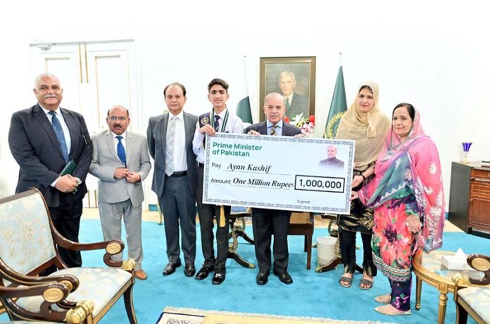 Prime Minister Muhammad Shehbaz Sharif meets Ayan Kashif and his family. Ayan Kashif is a student of Daanish School and he secured the first position in the annual exams of Intermediate and Secondary Education Lahore
