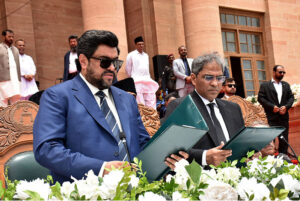Sindh Governor Kamran Khan Tessori administering the oath of the office to Mr. Justice Mohammad Shafi Siddiqui as the Chief Justice (CJ) of the Sindh High Court