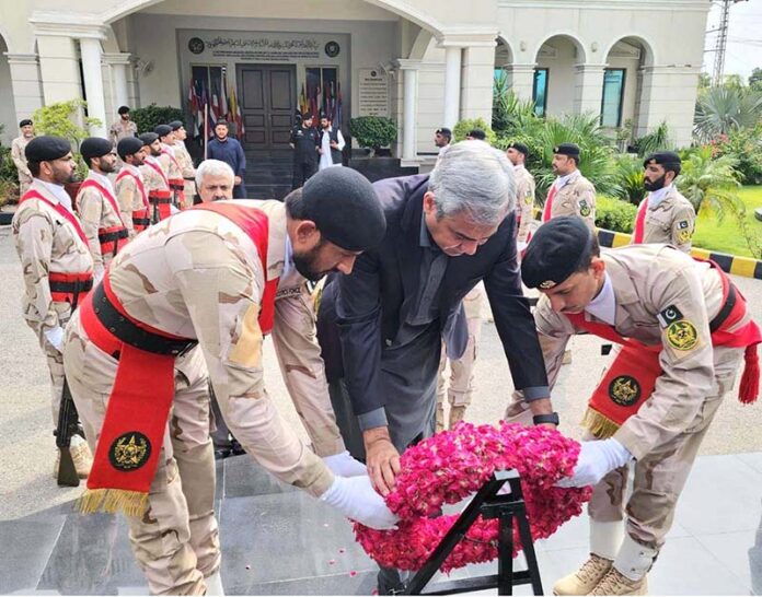 Federal Minister for Interior and Anti-Narcotics Mohsin Naqvi laying floral wreath at the Yadgar-e-Shuhada in ANF Headquarters