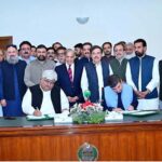 Prime Minister Muhammad Shehbaz Sharif along with Federal Minister, Governor Balochistan, Chief Minister Balochistan and members of the provincial cabinet witnesses the signing of the agreement between federal and provincial governments regarding solarization of tube wells