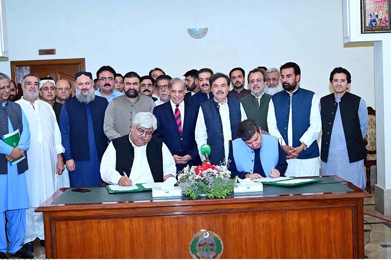 Prime Minister Muhammad Shehbaz Sharif along with Federal Minister, Governor Balochistan, Chief Minister Balochistan and members of the provincial cabinet witnesses the signing of the agreement between federal and provincial governments regarding solarization of tube wells