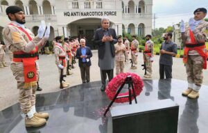 Federal Minister for Interior and Anti-Narcotics Mohsin Naqvi laying floral wreath at the Yadgar-e-Shuhada in ANF Headquarters