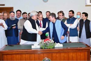 Prime Minister Muhammad Shehbaz Sharif along with Federal Minister, Governor Balochistan, Chief Minister Balochistan and members of the provincial cabinet witnesses the signing of the agreement between federal and provincial governments regarding solarization of tube wells