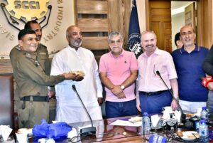 SP Investigation Sialkot Ghulam Abbas, DSP Rana Mehmood ul Hassan and VP SCCI Amer Majeed Sheikh are jointly addressing to media about the arrest of the accused involved in robbery.