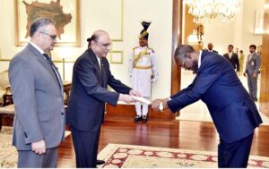 The Ambassador-designate of Zimbabwe, Titus Mehliswa Jonathan Abu-Basutu, presenting his diplomatic credentials to President Asif Ali Zardari at Aiwan-e-Sadr.