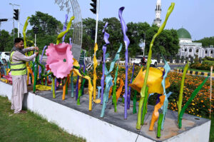 PHA staff adds a touch of elegance,installing decorative pieces on Upper Mal Green Belt to enhance beauty of the city.