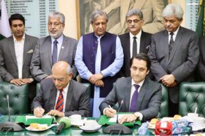 The Pakistan Bar Council through its Directorate of Legal Education (DLE) and the Higher Education Commission of Pakistan signed a Memorandum of Understanding. The ceremony attended by Minister for Law & Justice Senator Azam Nazeer Tarar and Chairman Higher Education Commission Dr. Mukhtar.