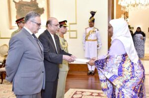 The High Commissioner-designate of Rwanda, Ms. Harerimanu Fatou presenting her diplomatic credentials to President Asif Ali Zardari at Aiwan-e-Sadr.