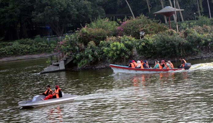People are enjoying boating at Gulshan-e-Iqbal Park as large number of people arrives to spend their holiday