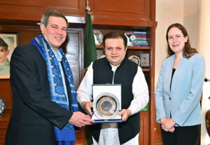 Additional Chief Secretary South Punjab Fawad Hashim Rabbani presents a souvenir to Deputy Chief of Mission U.S. Embassy in Islamabad, Mr. Andrew James Schofer during his visit to the South Punjab Secretariat. U.S. Consul General in Lahore Ms. Kristin K. Hawkins also present .