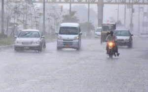 Vehicles on their way during heavy rain that experienced the Provincial Capital