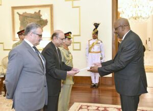 Ambassador-designate of Botswana to Pakistan, Dr. Batlang Comma Serema presenting his diplomatic credentials to President Asif Ali Zardari at Aiwan-e-Sadr.