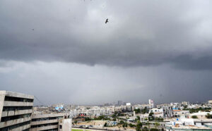 Nimbostratus clouds cover the sky in a dark gray layer over the metropolis, heralding the imminent arrival of rain in the provincial city