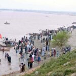 A large number of people are enjoying the cloudy weather at the Indus River
