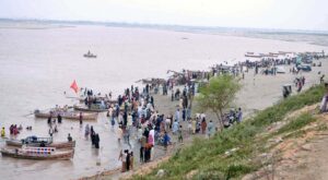 A large number of people are enjoying the cloudy weather at the Indus River