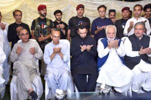 Attaullah Tarar, Federal Minister for Information & Broadcasting offering fateha for the deceased father of Principal Information Officer (PIO) Mobashir Hasan