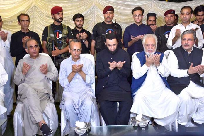 Attaullah Tarar, Federal Minister for Information & Broadcasting offering fateha for the deceased father of Principal Information Officer (PIO) Mobashir Hasan