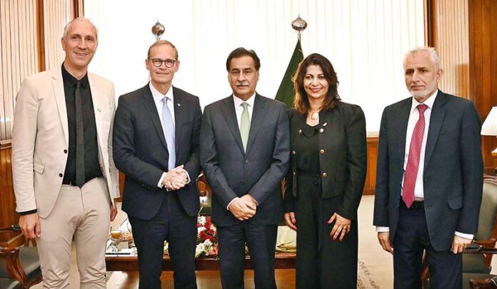 Speaker National Assembly Sardar Ayaz Sadiq in a group photo with parliamentary delegation from Federal Republic of Germany at Parliament House