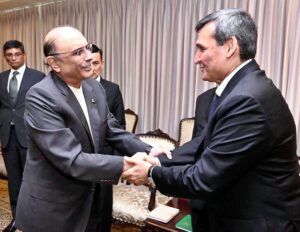 President Asif Ali Zardari welcoming the Deputy Chairman of the Cabinet of Ministers and Foreign Minister of Turkmenistan, Mr. Rashid Meredov, upon his arrival, at Aiwan-e-Sadr.