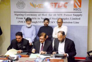 The Chief Executive Officer Sindh Transmission and Dispatch Company (STDC) Muhammad Salim Shaikh, CEO NSCL Zaigham Adil Rizvi and CEO K-Electric Monis Abdullah Alvi signing a MoU for 40MW power supply from K-Electric to National Steel Company Ltd (NSC L), Provincial Energy Minister Syed Nasir Shah and Local Bodies Minister Saeed Ghani also present on the occasion.