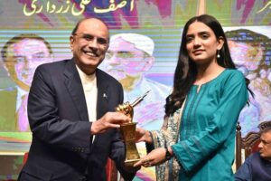 President Asif Ali Zardari giving awards to the position holder students of Mass Communication during “Prof Waris Mir Memorial Seminar” to pay tribute to Waris Meer organized by Waris Mir Foundation at Alhamra
