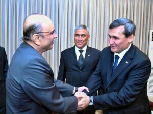 President Asif Ali Zardari welcoming the Deputy Chairman of the Cabinet of Ministers and Foreign Minister of Turkmenistan, Mr. Rashid Meredov, upon his arrival, at Aiwan-e-Sadr.