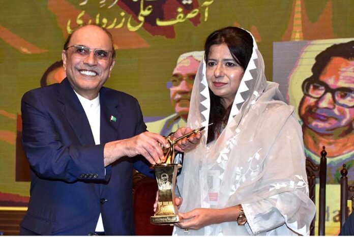 President Asif Ali Zardari giving awards to the position holder students of Mass Communication during “Prof Waris Mir Memorial Seminar” to pay tribute to Waris Meer organized by Waris Mir Foundation at Alhamra