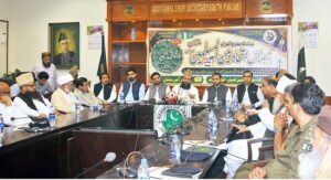 Chairman Ruet-e-Hilal Committee Maulana Abdul Khabir Azad is addressing the meeting of Ittehad Bain ul Muslimeen.