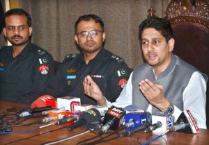 Deputy Commissioner Quetta Saad-Bin Yasir addressing press conference regarding seizing smuggling plastic bags.